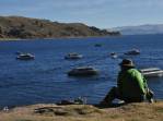 O lago Titicaca, visto de Copacabana, na Bolívia